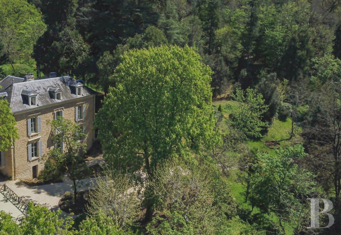 A 1920s house surrounded by a large park in the heart of Sarlat, in the Dordogne - photo  n°1